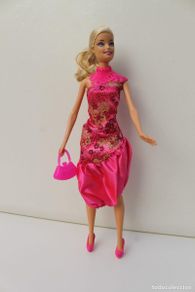 Barbie y Ken: BARBIE . MATTEL 1998 EN NUCA , 2010 EN CUERPO - CHINA, LEVANTA BRAZO DERECHO.